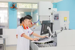 Sinh viên trường Đại học Công nghệ Thông tin và Truyền thông Việt-Hàn (Đại học Đà Nẵng) nghiên cứu học tập. Ảnh: TTXVN phát
