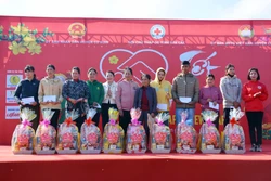 Tặng quà Tết cho người dân có hoàn cảnh khó khăn tại chương trình Hội chợ “Tết Nhân ái” Xuân Giáp Thìn năm 2024. Ảnh: Hoài Thu – TTXVN