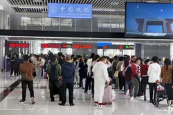 Khách du lịch quốc tế nhập cảnh tại cửa khẩu quốc tế Móng Cái - khu vực cửa khẩu cầu Bắc Luân II. Ảnh: TTXVN phát