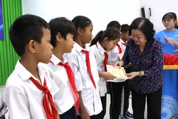 Trao học bổng cho học sinh nghèo, dân tộc thiểu số ở Trà Vinh