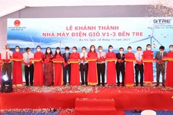Cắt băng khánh thành nhà máy điện gió đầu tiên tại Bến Tre. Ảnh: Huỳnh Phúc Hậu - TTXVN