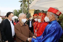 Tổng Bí thư Nguyễn Phú Trọng thăm hỏi nhân dân trên địa bàn dân cư thôn 5, xã Yên Sở, huyện Hoài Đức. Ảnh: Trí Dũng –TTXVN