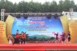 Các chàng trai, cô gái Dao trong tiết mục văn nghệ chào mừng Ngày hội văn hóa, thể thao và du lịch xã Hải Sơn, thành phố Móng Cái. Ảnh: Thanh Vân - TTXVN