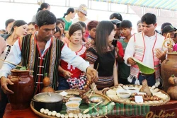 Cơm lam – món ăn quen thuộc của người Mạ