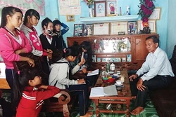 Đưa con chữ về với đồng bào Châu Mạ