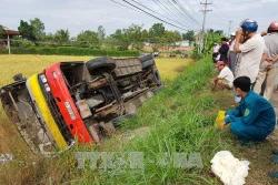 Xe buýt lật xuống ruộng làm một người chết, khoảng 20 người bị thương