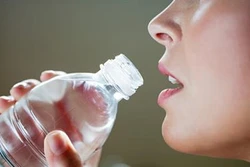 Có nên uống nước trước và sau bữa ăn?