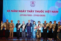 Thủ tướng Nguyễn Xuân Phúc: Đội ngũ thầy thuốc, nhân viên y tế là những người lính xung kích trên mặt trận phòng, chống dịch bệnh