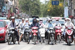 Thời tiết ngày 18/4: Bắc bộ trưa chiều trời nắng, Tây Nguyên và Nam bộ đề phòng tố, lốc, mưa đá và gió giật
