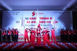 Hành trình đỏ: “Sắc đỏ cồng chiêng” trên thành phố hoa
