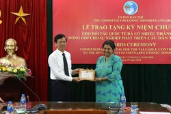 Trao Kỷ niệm chương "Vì sự nghiệp phát triển các dân tộc" cho bà Roxanne Hakim