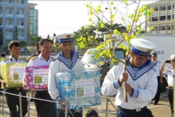Chuyển quà Tết đến nhà giàn DK1