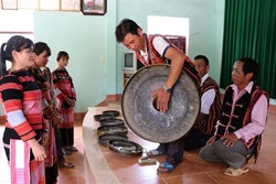 Người trẻ Ba Na tự hào về văn hóa cồng chiêng