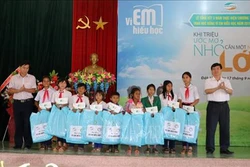 Tặng 540 suất học bổng cho học sinh nghèo hiếu học tại tỉnh Kon Tum