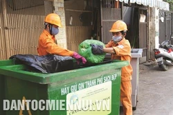 Đổi rác lấy quà khuyến khích người dân phân loại rác