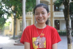 Thủ khoa kỳ thi tuyển sinh lớp 10 THPT 2020 Trần Thiên Ngân. Ảnh: Bích Huệ - TTXVN