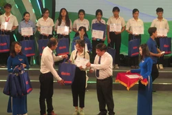 Trao học bổng “Tiếp sức đến trường” cho 111 tân sinh viên vượt khó khu vực Đồng bằng sông Cửu Long