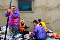 Những cán bộ cơ sở quên mình giúp dân trong mưa lũ