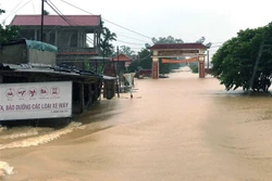 Lũ lên nhanh, cảnh báo nâng cấp độ rủi ro thiên tai từ Hà Tĩnh đến Thừa Thiên-Huế