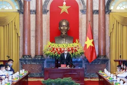 Chủ tịch nước Nguyễn Xuân Phúc gặp gỡ tác giả nhỏ tuổi tham gia cuộc thi "Vì một Việt Nam tất thắng"