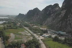 Đường Hồ Chí Minh đoạn qua huyện Lương Sơn là tuyến đường kết nối vùng giữa các tình Hòa Bình - Hà Nam - Ninh Bình - Thanh Hóa. Ảnh: Trọng Đạt - TTXVN