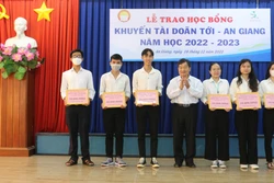 An Giang trao 48 suất học bổng cho học sinh, sinh viên có thành tích học tập xuất sắc