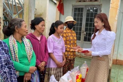 Tặng quà, khám bệnh và phát thuốc miễn phí cho đồng bào dân tộc thiểu số ở Bình Phước