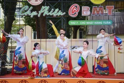 Chương trình văn nghệ tại chợ phiên với chủ đề ca ngợi quê hương đất nước, mừng Đảng, mừng Xuân góp phần mang không khí mùa xuân đến với Buôn Ma Thuột. Ảnh: Hoài Thu - TTXVN