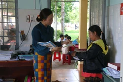 Kết nối, hỗ trợ học sinh dân tộc thiểu số gặp khó về mua sách giáo khoa
