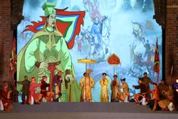 Tái hiện nghi thức Đinh Bộ Lĩnh đăng quang Hoàng Đế và sắc phong các chức vị cho các quan triều Đinh. Ảnh: Đức Phương – TTXVN