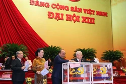 Tổng Bí thư, Chủ tịch nước Nguyễn Phú Trọng, Thủ tướng Nguyễn Xuân Phúc, Chủ tịch Quốc hội Nguyễn Thị Kim Ngân, Thường trực Ban Bí thư Trần Quốc Vượng bỏ phiếu bầu Ban Chấp hành Trung ương khóa XIII. Ảnh: TTXVN