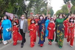 Hà Nội tôn vinh tà áo dài truyền thống trong “Hương sắc Tràng An”