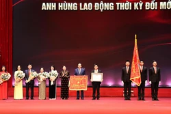 Chủ tịch Quốc hội Nguyễn Thị Kim Ngân trao danh hiệu Anh hùng Lao động thời kỳ đổi mới cho Quỹ Bảo trợ trẻ em Việt Nam. Ảnh: Trọng Đức - TTXVN