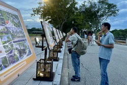Người dân thành phố Huế tham quan các tác phẩm tại triển lãm. Ảnh: Mai Trang - TTXVN