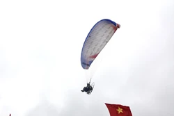 Du khách được chiêm ngưỡng màn bay biểu diễn của các phi công. Ảnh: Tuấn Anh - TTXVN
