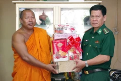 Bộ đội Biên phòng Sóc Trăng thăm, tặng quà sư sãi đồng bào Khmer dịp Lễ Sen Dolta