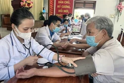 Thầy thuốc trẻ tỉnh Phú Yên chăm sóc sức khỏe hậu COVID-19 cho người dân