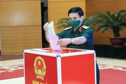 Cử tri quân đội thực hiện quyền bầu cử