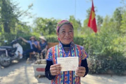 Hoàn thành việc bỏ phiếu, cử tri Hà Tĩnh yên tâm ra đồng thu hoạch lúa