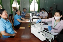Hộ nghèo, đối tượng chính sách vay vốn tại điểm giao dịch của Ngân hàng Chính sách ở phường Đoàn Kết, thị xã Buôn Hồ, tỉnh Đắk Lắk. Ảnh: Trần Việt - TTXVN