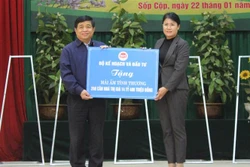 Bộ trưởng Bộ Kế hoạch và Đầu tư Nguyễn Chí Dũng trao tặng "Mái ấm tình thương" 240 căn nhà trị giá 14 tỷ 400 triệu đồng cho huyện Sốp Cộp, tỉnh Sơn La. Ảnh: TTXVN phát.