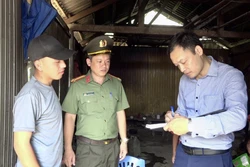 Cán bộ phòng An ninh Nội địa, Công an tỉnh Yên Bái thường xuyên lên các bản có người Mông sinh sống để tuyên truyền. Ảnh: Tuấn Anh-TTXVN