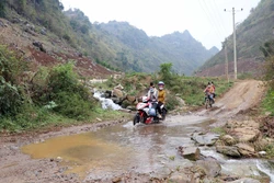 Người dân Sơn La gặp khó khi thiếu cầu dân sinh