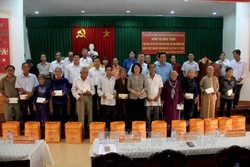 Phó Chủ tịch nước Đặng Thị Ngọc Thịnh thăm, tặng quà các gia đình chính sách tại Long An