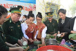 Nhân dân và bộ đội biên phòng gói bánh chưng đón Tết Giáp Thìn năm 2024 tại xã biên giới Krông Na, huyện Buôn Đôn (Đắk Lắk). Ảnh: Tuấn Anh – TTXVN