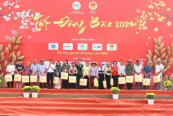 Trao quà cho nhân dân có hoàn cảnh khó khăn. Ảnh: Quang Quyết - TTXVN