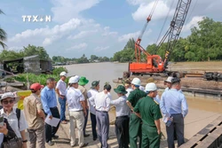 Lãnh đạo Ủy ban nhân dân thành phố Cần Thơ kiểm tra tiến độ thi công công trình Kè chống sạt lở sông Ô Môn trên địa bàn phường Thới An, quận Ô Môn. Ảnh: Thanh Liêm - TTXVN