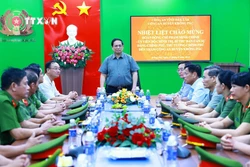 Thủ tướng Chính phủ Phạm Minh Chính thăm cán bộ, chiến sĩ Công an huyện Krông Pắk (Đắk Lắk). Ảnh: Dương Giang - TTXVN