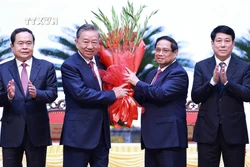 Ủy viên Bộ Chính trị, Thủ tướng Phạm Minh Chính thay mặt các đồng chí lãnh đạo chủ chốt, lãnh đạo cấp cao của Đảng, Nhà nước tặng hoa chúc mừng đồng chí Tô Lâm được bầu giữ chức Tổng Bí thư khóa XIII. Ảnh: Dương Giang - TTXVN