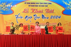 Lãnh đạo tỉnh Vĩnh Long thực hiện nghị thức khai bút đầu Xuân. Ảnh: Phạm Minh Tuấn - TTXVN